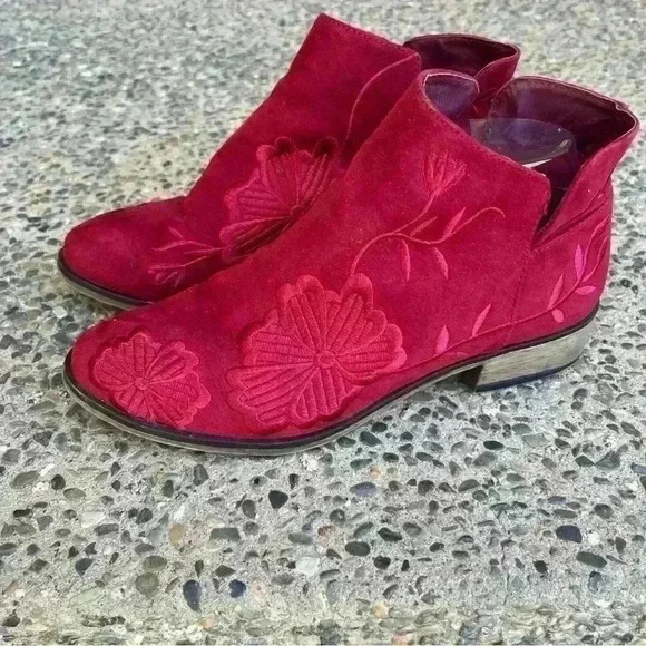 Journey Collection Tabitha Ankle Boots Wmn 8 Red Embroidered Faux Suede Fashion - Picture 1 of 8